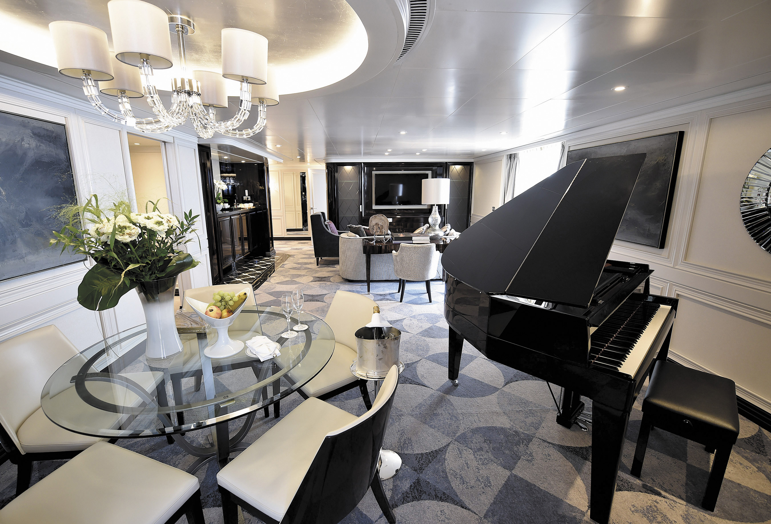 RSSC - Seven Seas Explorer - Accommodation - Master Suite.jpg